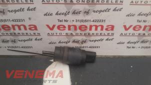 Gebruikte Ruitensproeierpomp voor Volkswagen Eos (1F7/F8) 2.0 FSI 16V Prijs € 9,00 Margeregeling aangeboden door Venema Autoparts