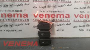 Gebruikte Stoelverwarmings Schakelaar Skoda Citigo 1.0 12V Prijs € 15,00 Margeregeling aangeboden door Venema Autoparts