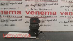 Gebruikte Stoelverwarmings Schakelaar Skoda Citigo 1.0 12V Prijs € 15,00 Margeregeling aangeboden door Venema Autoparts