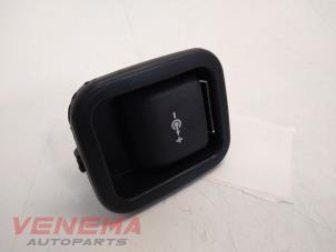 Gebruikte Oplaadpunt stekker aansluiting BMW 3 serie Touring (E91) 318d 16V Prijs € 9,99 Margeregeling aangeboden door Venema Autoparts