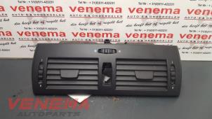 Gebruikte Luchtrooster Dashboard BMW X3 (E83) 3.0d 24V Prijs op aanvraag aangeboden door Venema Autoparts