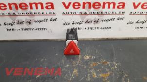 Gebruikte Alarmlicht Schakelaar Volkswagen Golf V (1K1) 2.0 TDI 16V Prijs € 7,00 Margeregeling aangeboden door Venema Autoparts