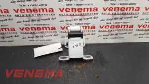 Gebruikte Scharnier deur rechts-achter Renault Kangoo Express (FW) 1.5 dCi 90 FAP Prijs € 14,99 Margeregeling aangeboden door Venema Autoparts