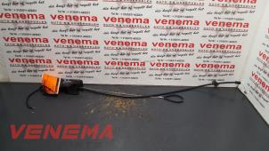 Gebruikte Cabriodak vergrendelslot Peugeot 307 CC (3B) 2.0 16V Prijs € 14,99 Margeregeling aangeboden door Venema Autoparts