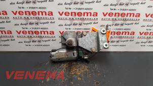 Gebruikte Ruitenwissermotor achter Opel Tigra (75) 1.6i 16V Prijs € 14,99 Margeregeling aangeboden door Venema Autoparts