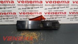 Gebruikte Schakelaar Elektrisch Raam Saab 9-3 II Sport Sedan (YS3F) 2.2 TiD 16V Prijs € 9,99 Margeregeling aangeboden door Venema Autoparts