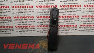 Gebruikte Elektrisch Raam Schakelaar Saab 9-3 II Sport Sedan (YS3F) 2.2 TiD 16V Prijs € 9,99 Margeregeling aangeboden door Venema Autoparts