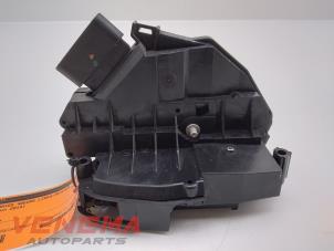 Gebruikte Deurslot Mechaniek 4Deurs links-achter Ford Fiesta 6 (JA8) 1.0 EcoBoost 12V 100 Prijs € 29,99 Margeregeling aangeboden door Venema Autoparts