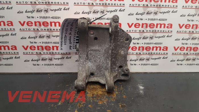 Gebruikte Dynamosteun onder Peugeot 207/207+ (WA/WC/WM) 1.4 16V Prijs € 35,00 Margeregeling aangeboden door Venema Autoparts