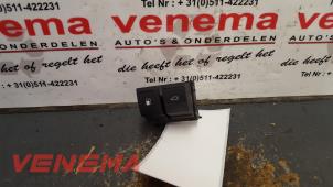 Gebruikte Schakelaar achterklep Volkswagen Touareg (7LA/7L6) 3.0 TDI V6 24V Prijs € 18,00 Margeregeling aangeboden door Venema Autoparts