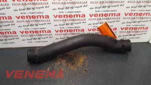 Gebruikte Intercooler Buis Saab 9-3 II Sport Sedan (YS3F) 2.2 TiD 16V Prijs € 14,99 Margeregeling aangeboden door Venema Autoparts