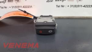 Gebruikte Centrale deurvergrendeling Schakelaar Renault Espace (JK) 2.0 16V Prijs € 10,00 Margeregeling aangeboden door Venema Autoparts