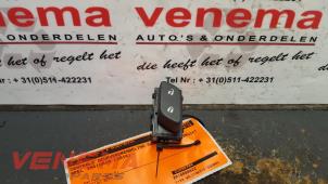Gebruikte Centrale deurvergrendeling Schakelaar Opel Insignia Sports Tourer 2.0 CDTI 16V Prijs € 9,95 Margeregeling aangeboden door Venema Autoparts