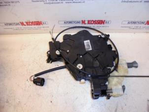 Gebruikte Schuifdeur Slotmechaniek links Volkswagen Caddy Prijs op aanvraag aangeboden door N Kossen Autorecycling BV