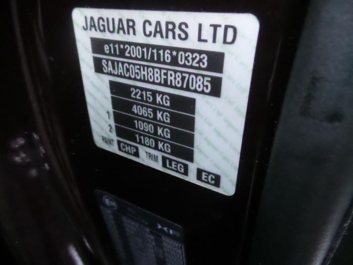 Buitenspiegel links van een Jaguar XF 2010