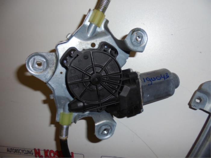 Raammotor Portier van een Renault Twingo II (CN) 1.2 16V 2014