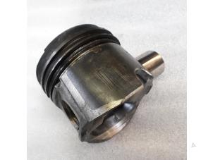 Gebruikte Zuiger Renault Trafic Prijs op aanvraag aangeboden door N Kossen Autorecycling BV