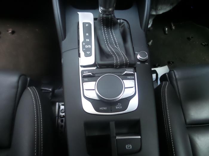 Radiobedienings paneel van een Audi A3 2016