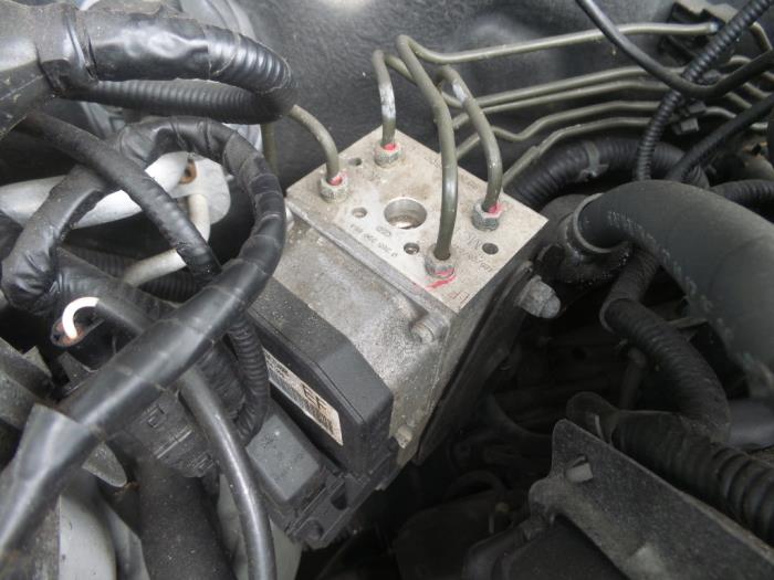 Gebruikte ABS Pomp Kia Magentis (GD) 2.5 V6 24V Prijs op aanvraag aangeboden door N Kossen Autorecycling BV