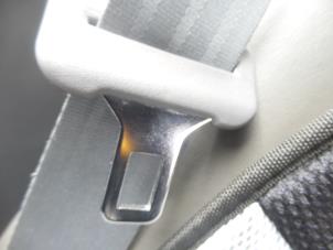 Gebruikte Veiligheidsgordel rechts-voor Kia Magentis (GD) 2.5 V6 24V Prijs op aanvraag aangeboden door N Kossen Autorecycling BV
