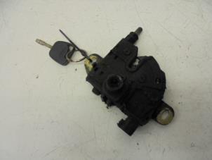 Gebruikte Slotmechaniek Motorkap Ford Focus 1 Wagon 1.6 16V Prijs op aanvraag aangeboden door N Kossen Autorecycling BV