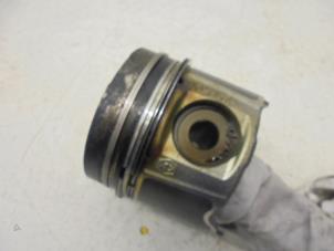 Gebruikte Zuiger Renault Grand Scenic Prijs op aanvraag aangeboden door N Kossen Autorecycling BV