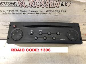 Gebruikte Radio CD Speler Renault Master III (FD/HD) 2.5 dCi 16V Prijs op aanvraag aangeboden door N Kossen Autorecycling BV