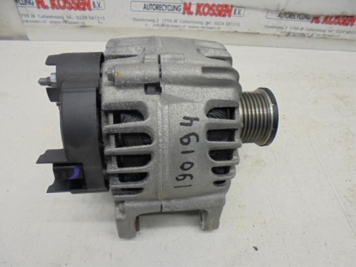 Gebruikte Dynamo Renault Clio IV (5R) 0.9 Energy TCE 90 12V Prijs op aanvraag aangeboden door N Kossen Autorecycling BV