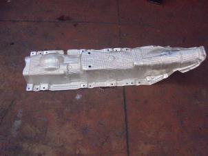 Gebruikte Hitteschild uitlaat Renault Clio IV (5R) 0.9 Energy TCE 90 12V Prijs op aanvraag aangeboden door N Kossen Autorecycling BV