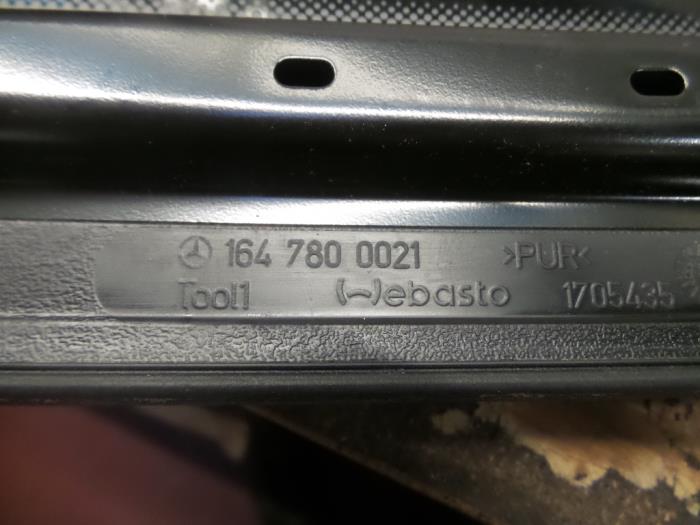 Schuifdak van een Mercedes-Benz ML II (164/4JG) 3.0 ML-320 CDI 4-Matic V6 24V 2006
