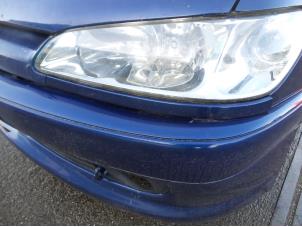 Gebruikte Koplamprand links Peugeot 306 (7A/C/S) 1.6i XR,XT,ST Prijs op aanvraag aangeboden door N Kossen Autorecycling BV