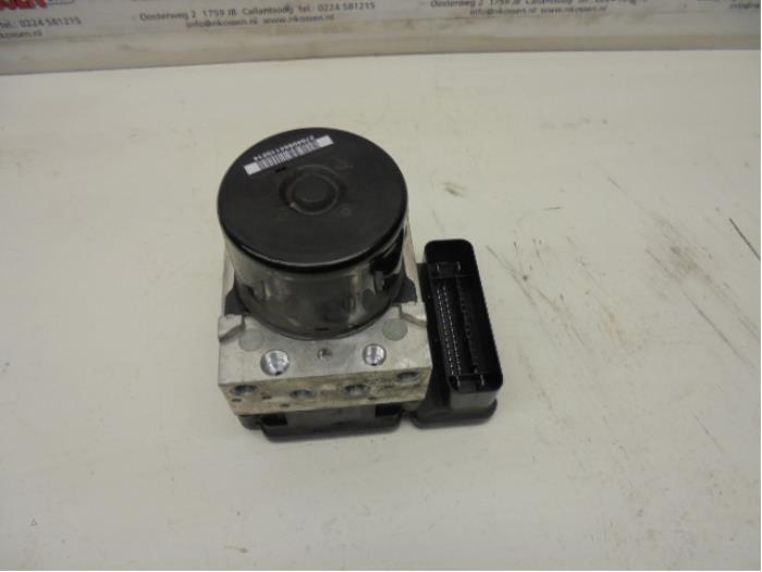 Gebruikte ABS Pomp Volvo V50 (MW) 2.0 D3 20V Prijs op aanvraag aangeboden door N Kossen Autorecycling BV