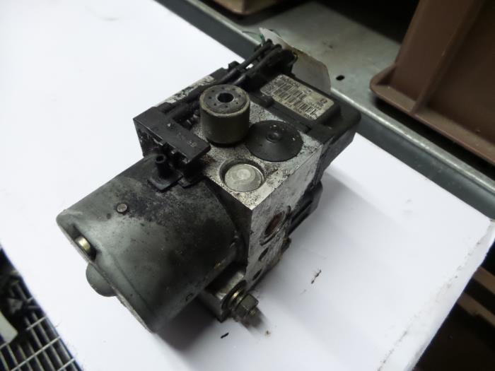 Gebruikte ABS Pomp Opel Omega B Caravan (21/22/23) 2.5 TD Prijs op aanvraag aangeboden door N Kossen Autorecycling BV