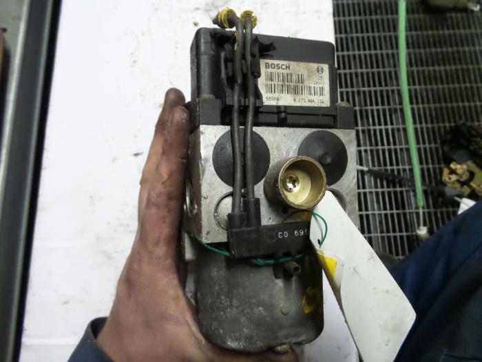 ABS Computer van een Audi A4 Avant (B5) 1.9 TDI 1997