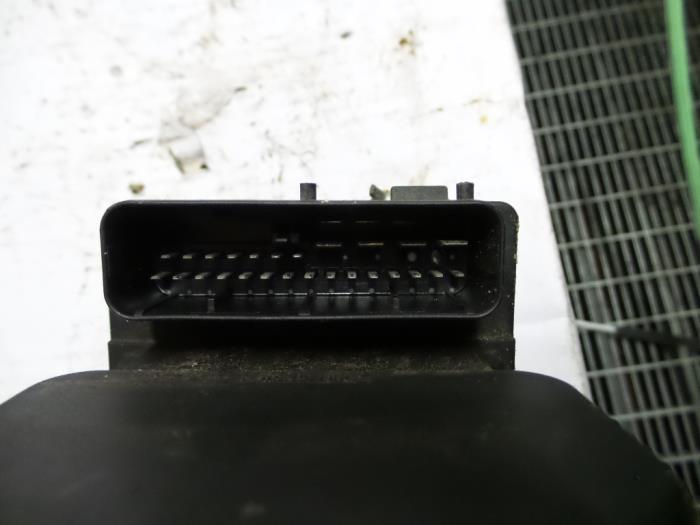 ABS Computer van een Audi A4 Avant (B5) 1.9 TDI 1997