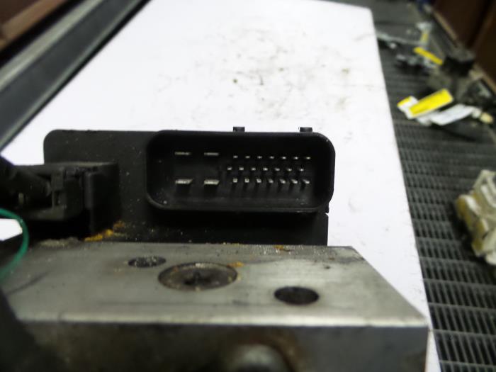Gebruikte ABS Computer Volkswagen Golf IV (1J1) 1.6 Prijs op aanvraag aangeboden door N Kossen Autorecycling BV