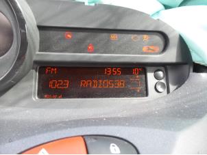 Gebruikte Display Interieur Renault Twingo II (CN) 1.5 dCi 90 FAP Prijs op aanvraag aangeboden door N Kossen Autorecycling BV