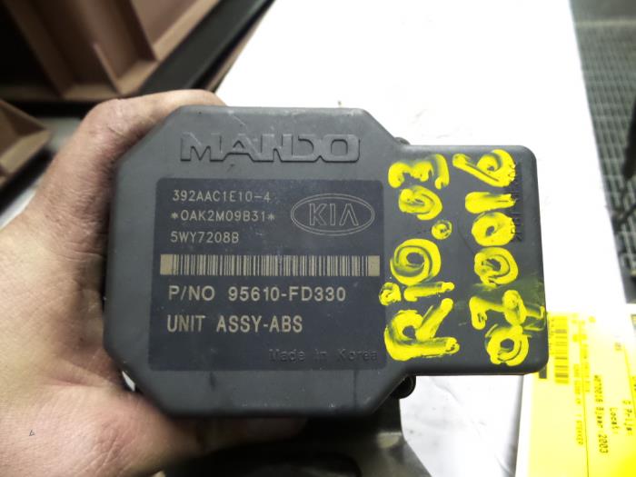 ABS Computer van een Kia Rio (DC22/24) 1.5 16V 2003