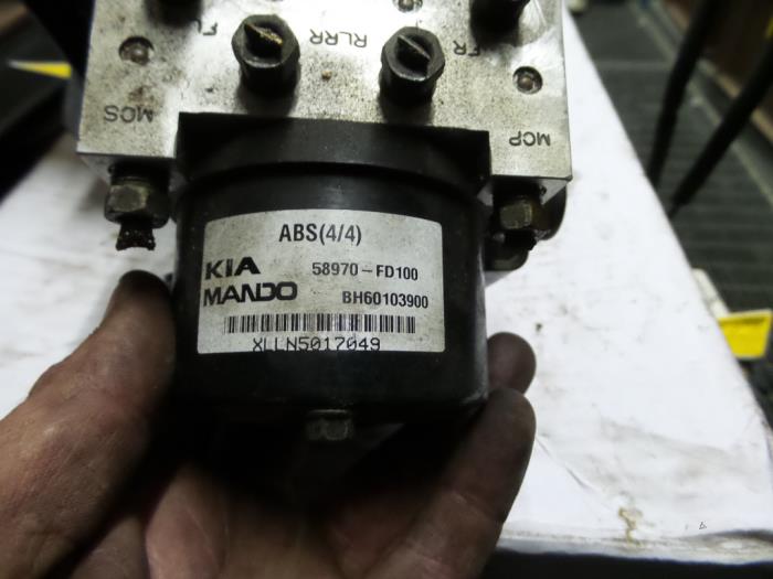 ABS Computer van een Kia Rio (DC22/24) 1.5 16V 2003