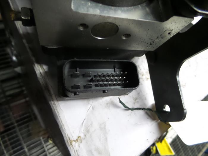 ABS Computer van een Kia Rio (DC22/24) 1.5 16V 2003