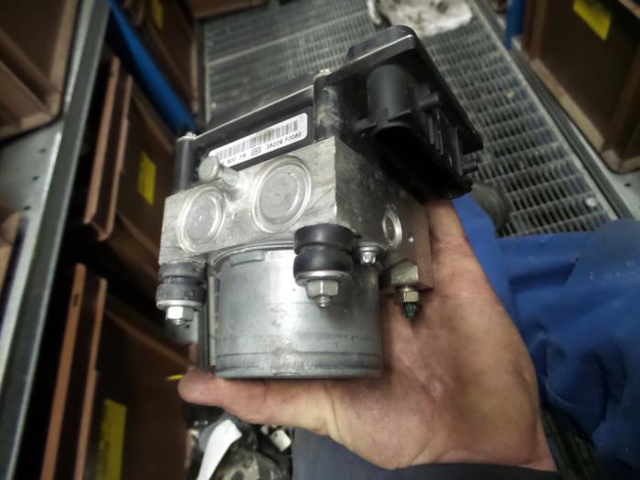 ABS Computer van een Renault Clio II (BB/CB) 1.6 16V 2003