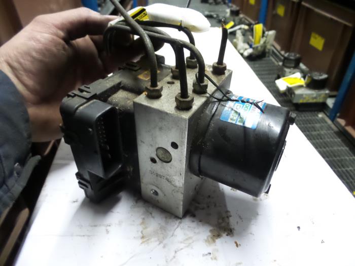 Gebruikte ABS Pomp Hyundai Santa Fe I 2.7 V6 24V 4x4 Autom. Prijs op aanvraag aangeboden door N Kossen Autorecycling BV
