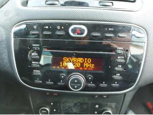Gebruikte Radio CD Speler Fiat Punto III (199) 0.9 TwinAir Prijs op aanvraag aangeboden door N Kossen Autorecycling BV