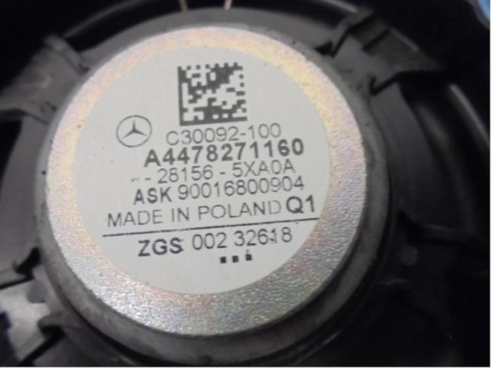 Luidspreker van een Mercedes-Benz Vito (447.6) 2.2 114 CDI 16V 2019