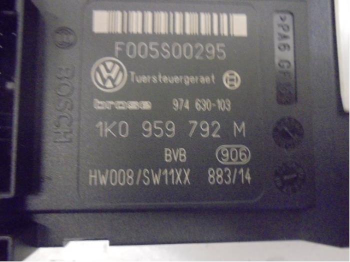 Raammotor Portier van een Volkswagen Passat Variant (3C5) 2.0 TDI 16V 170 2006