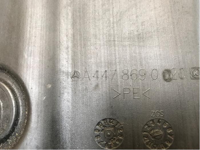 Ruitensproeiertank voor van een Mercedes-Benz Vito (447.6) 2.2 114 CDI 16V 2019