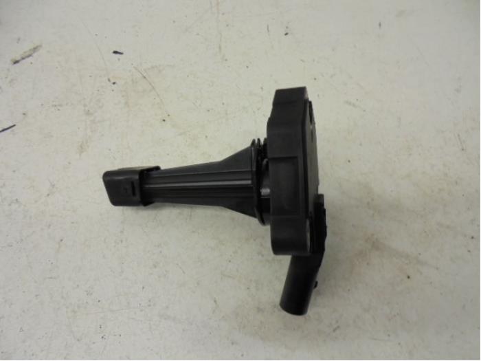 Gebruikte Olie niveau sensor Volkswagen Transporter T5 2.0 TDI DRF Prijs op aanvraag aangeboden door N Kossen Autorecycling BV