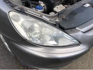 Gebruikte Rechter Koplamp Peugeot 307 SW (3H) 1.6 16V Prijs op aanvraag aangeboden door N Kossen Autorecycling BV