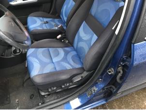 Gebruikte Voorstoel links Hyundai Getz 1.4i 16V Prijs op aanvraag aangeboden door N Kossen Autorecycling BV