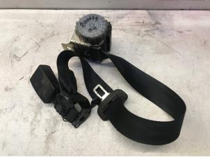 Gebruikte Veiligheidsgordel Insteek midden-achter Volkswagen Golf VII (AUA) 1.4 GTE 16V Prijs op aanvraag aangeboden door N Kossen Autorecycling BV